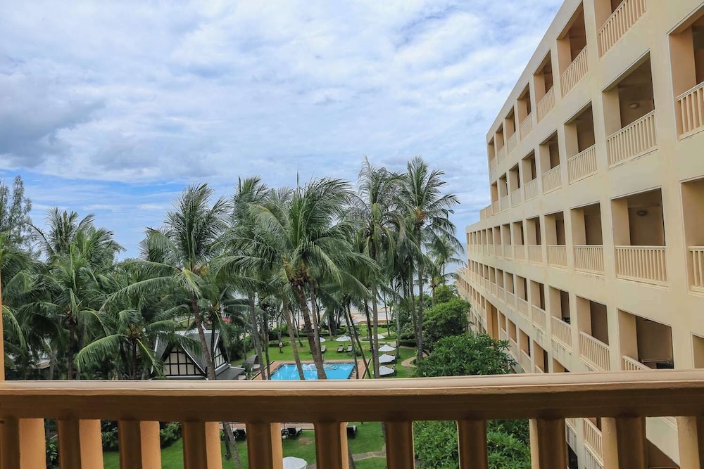Dusit Thani Hua Hin — Hotel rooms in Cha Am, Phetchaburi
