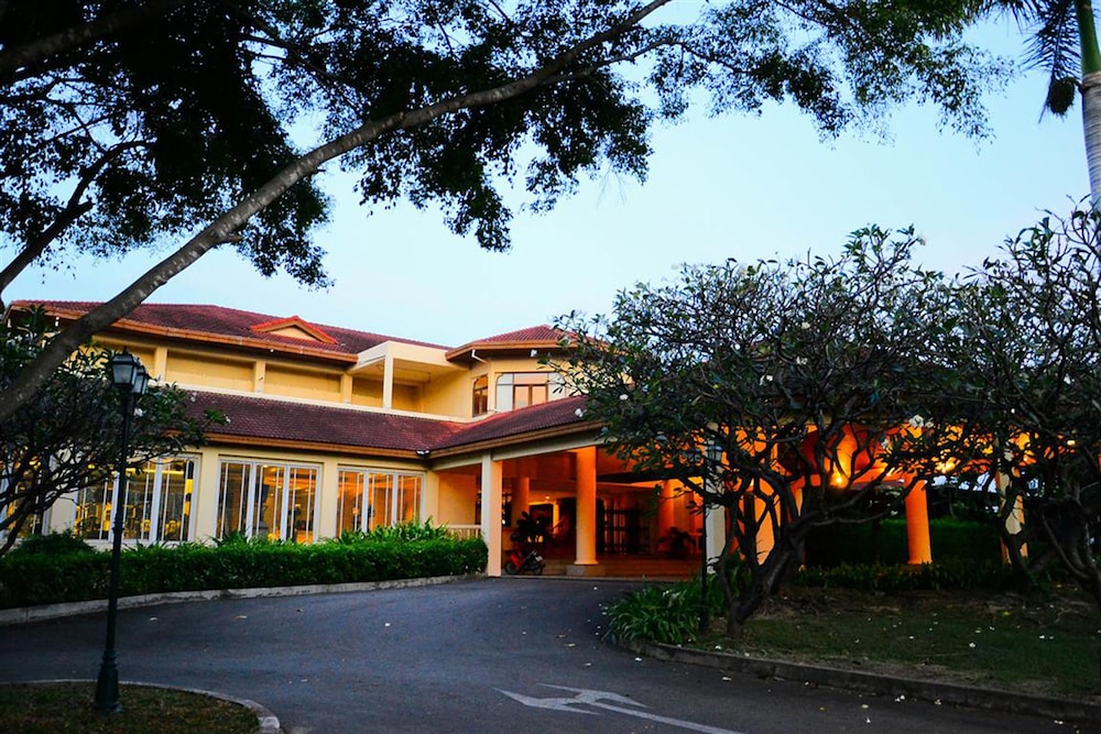 Dusit Thani Hua Hin — Hotel building in Cha Am, Phetchaburi