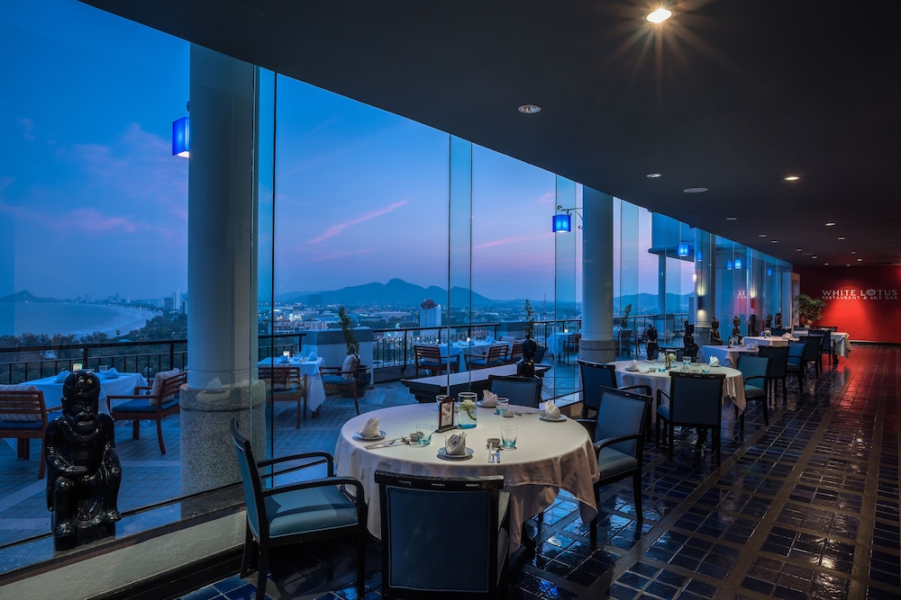 Hilton Hua Hin Resort & Spa — Restaurant & bars in Hua Hin, Prachuap Khiri Khan