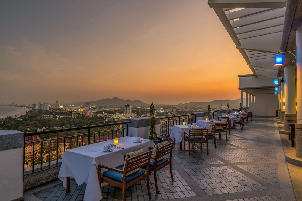 Hilton Hua Hin Resort & Spa — Restaurant & bars in Hua Hin, Prachuap Khiri Khan