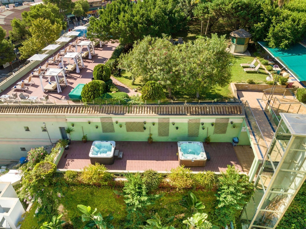 Hotel Agua Beach - Adults Only — Hotel building in Palma Nova, Balearic Islands