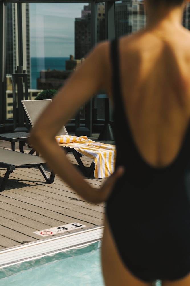 Viceroy Chicago — Swimming pool in Chicago, Illinois