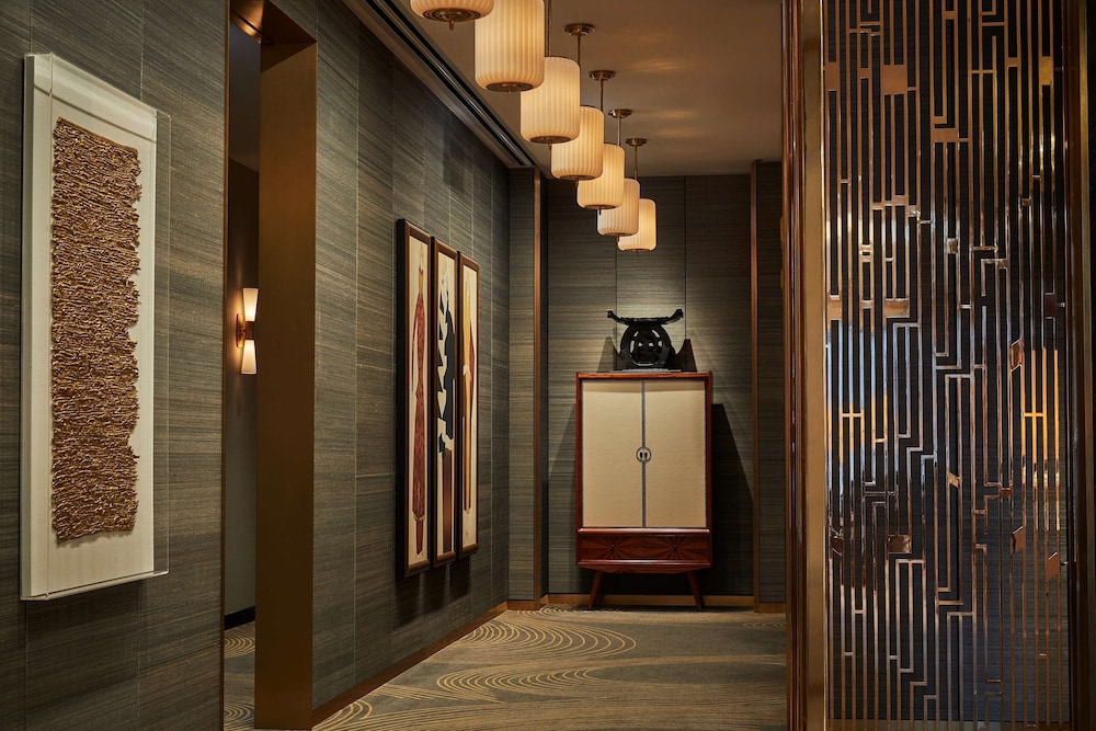 Viceroy Chicago — Hotel building in Chicago, Illinois