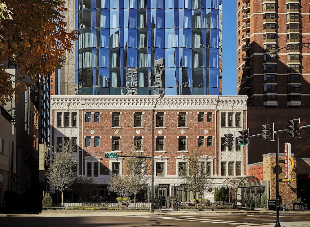 Viceroy Chicago — Hotel building in Chicago, Illinois