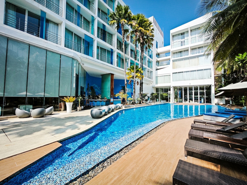 Hotel Baraquda Pattaya By Heeton — Swimming pool in Pattaya, Chonburi