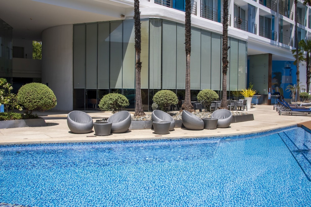 Hotel Baraquda Pattaya By Heeton — Swimming pool in Pattaya, Chonburi