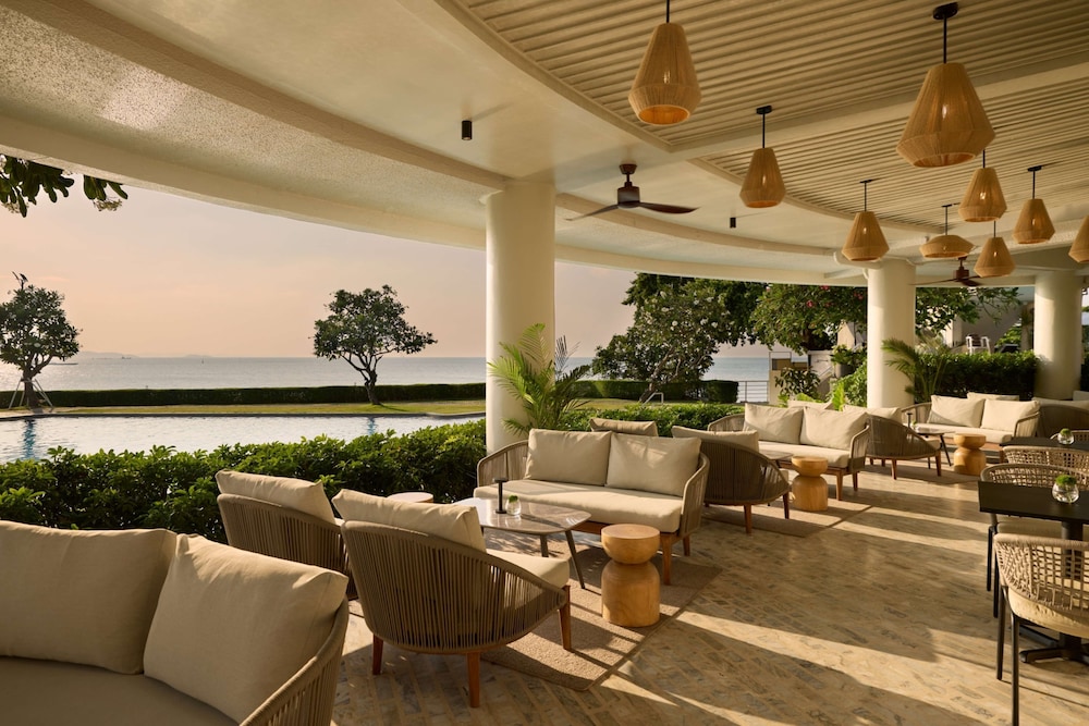 Dusit Thani Pattaya — Restaurant & bars in Pattaya, Chonburi