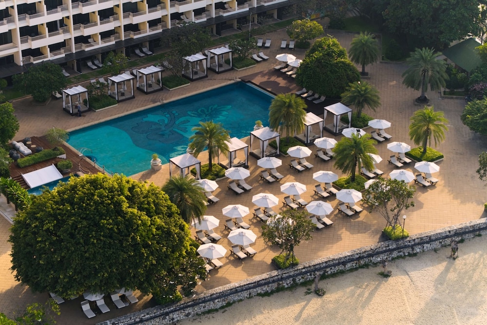 Dusit Thani Pattaya — Swimming pool in Pattaya, Chonburi