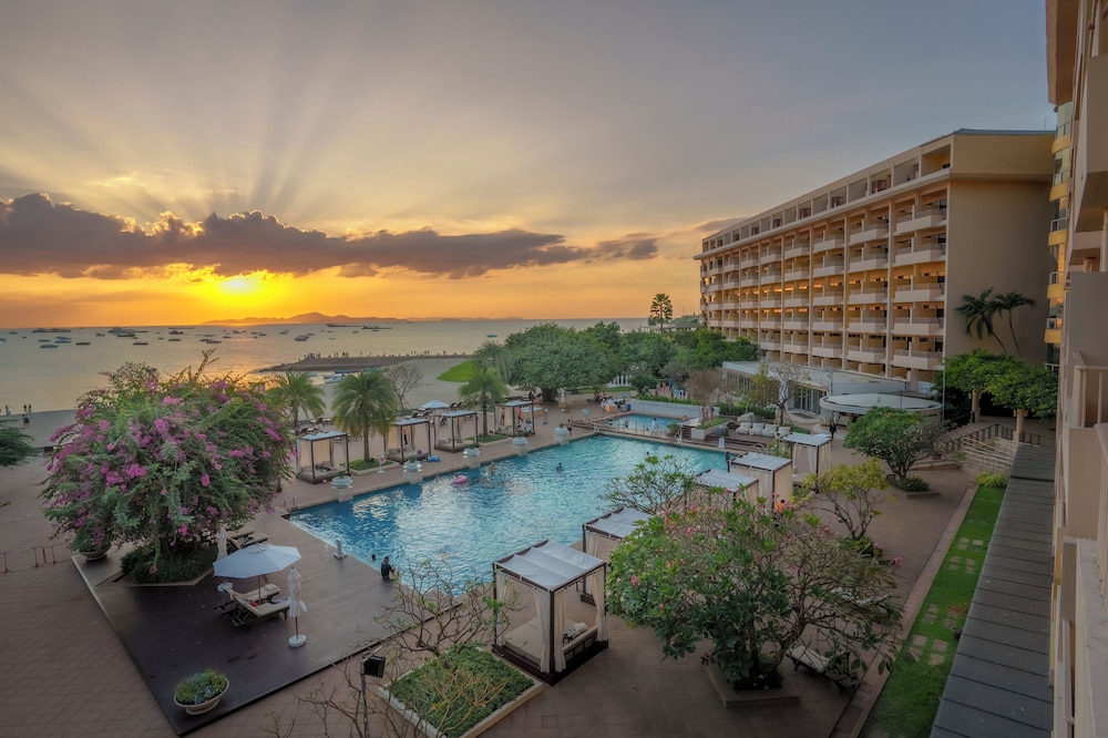 Dusit Thani Pattaya — Swimming pool in Pattaya, Chonburi