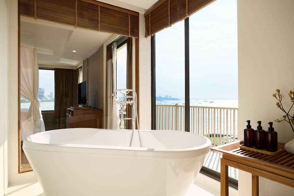 Dusit Thani Pattaya — Hotel rooms in Pattaya, Chonburi