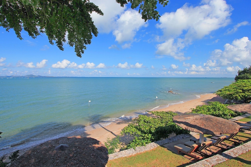 Dusit Thani Pattaya — Beach in Pattaya, Chonburi