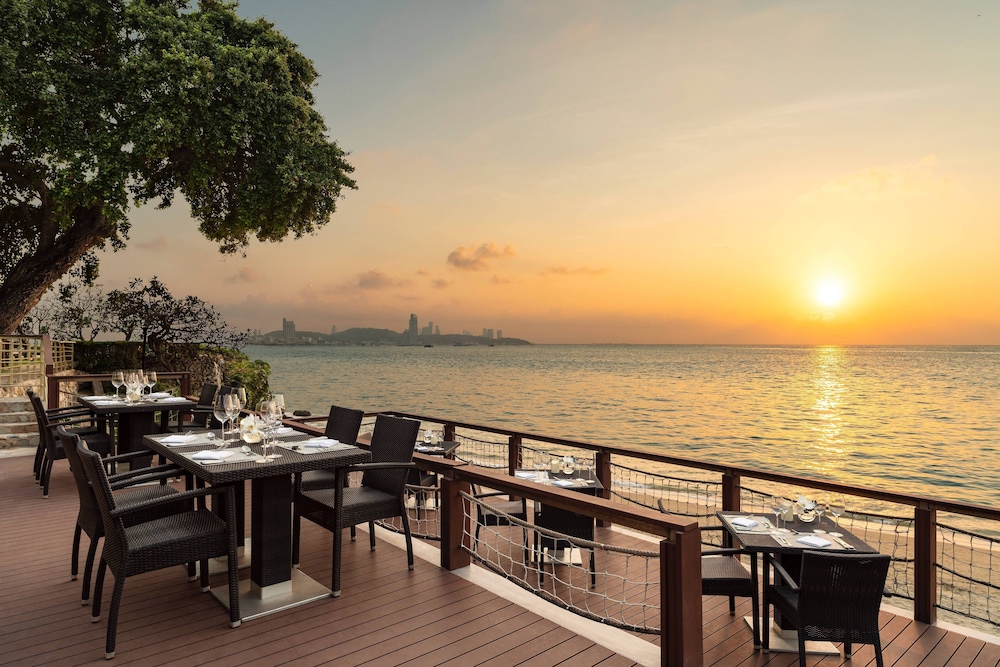 Dusit Thani Pattaya — Restaurant & bars in Pattaya, Chonburi