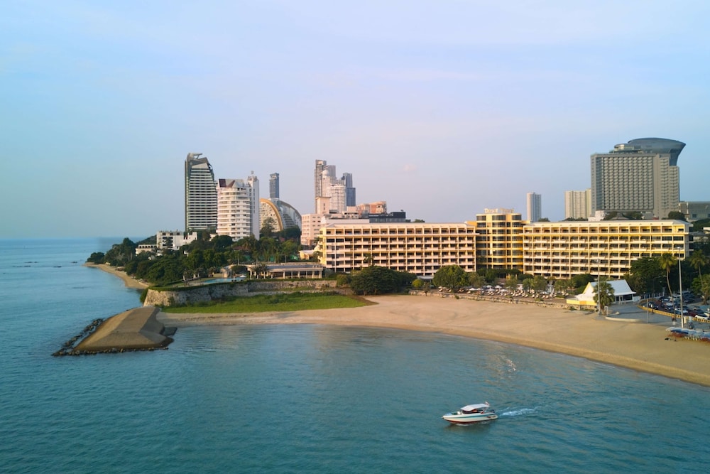 Dusit Thani Pattaya — Hotel building in Pattaya, Chonburi
