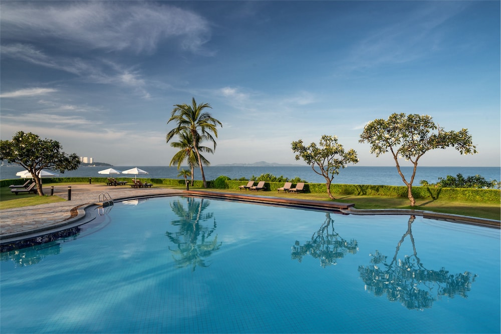 Dusit Thani Pattaya — Swimming pool in Pattaya, Chonburi