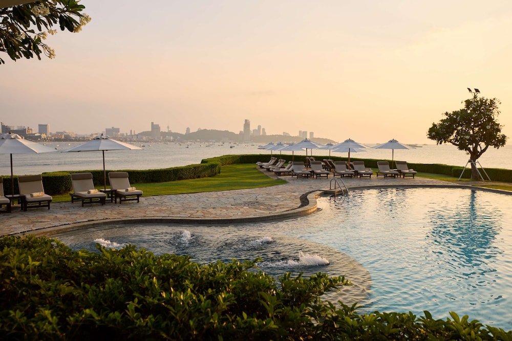 Dusit Thani Pattaya — Swimming pool in Pattaya, Chonburi