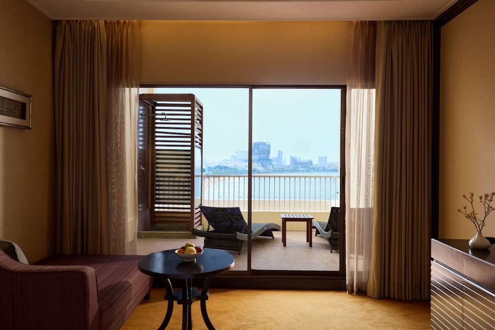 Dusit Thani Pattaya — Hotel rooms in Pattaya, Chonburi