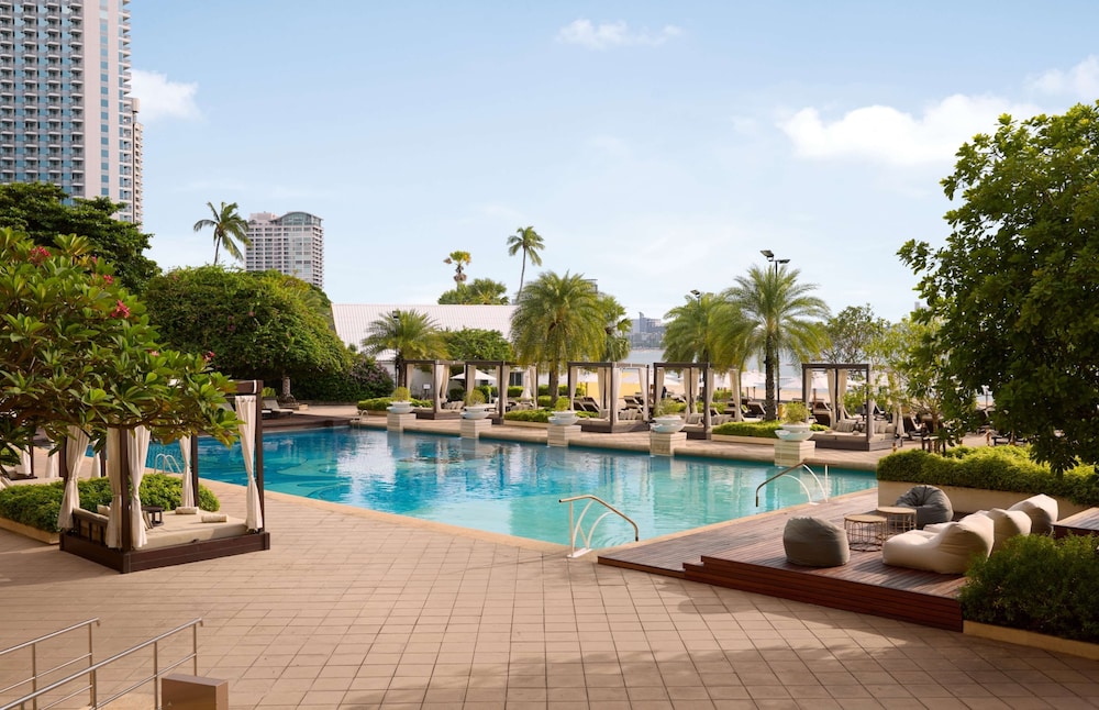 Dusit Thani Pattaya — Swimming pool in Pattaya, Chonburi