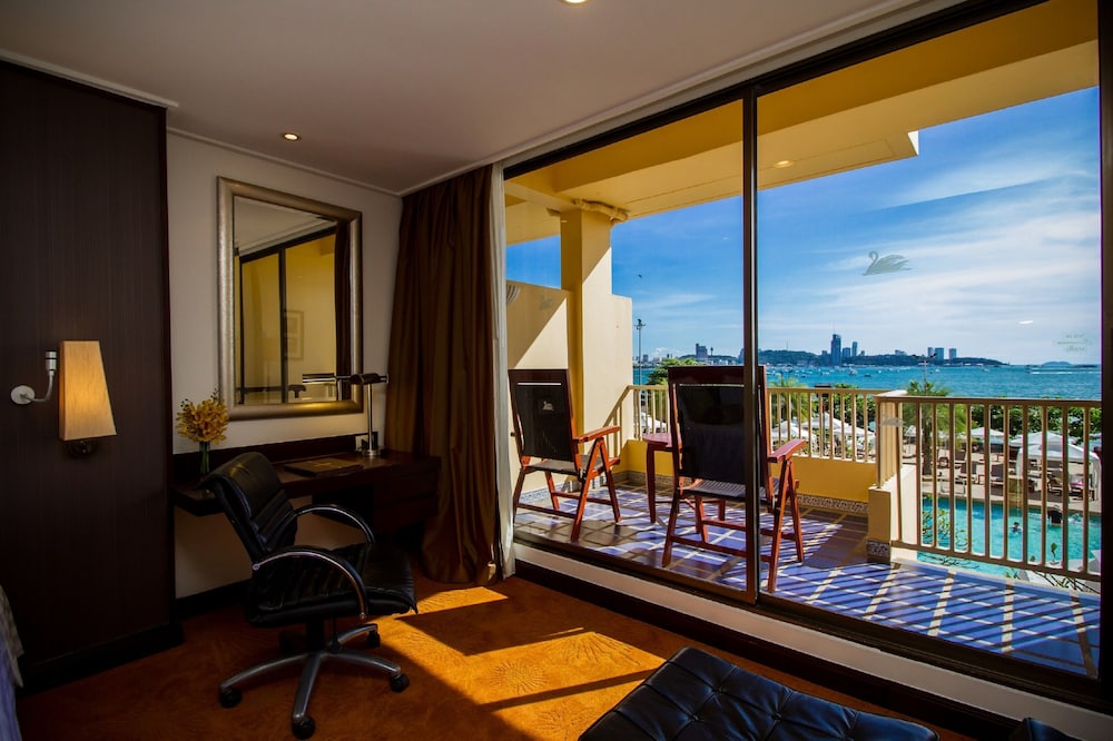 Dusit Thani Pattaya — Hotel rooms in Pattaya, Chonburi