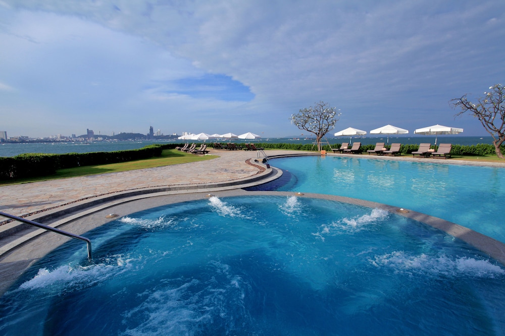 Dusit Thani Pattaya — Swimming pool in Pattaya, Chonburi