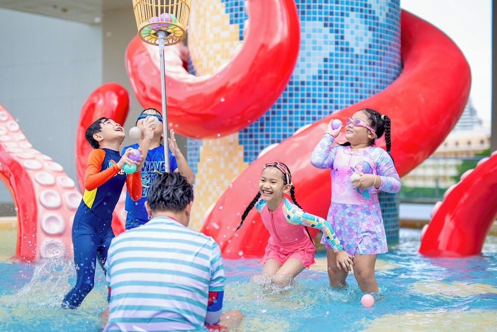 Holiday Inn Pattaya by IHG — Swimming pool in Pattaya, Chonburi