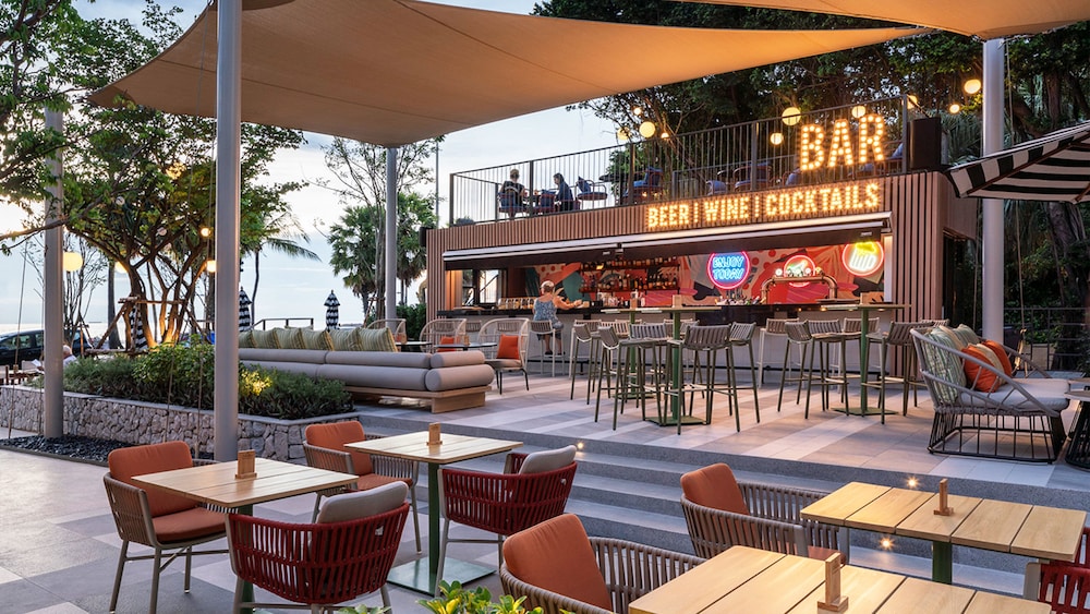 Holiday Inn Pattaya by IHG — Restaurant & bars in Pattaya, Chonburi