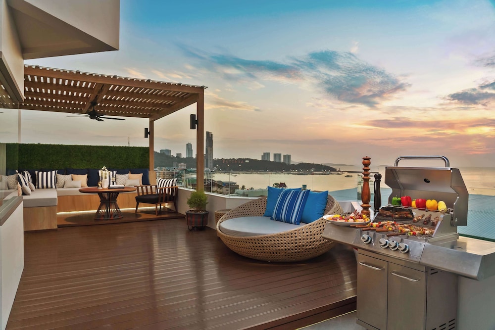 Avani Pattaya Resort — Restaurant & bars in Pattaya, Chonburi