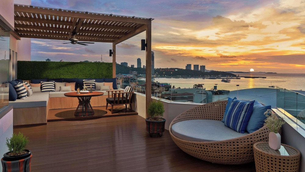 Avani Pattaya Resort — Restaurant & bars in Pattaya, Chonburi
