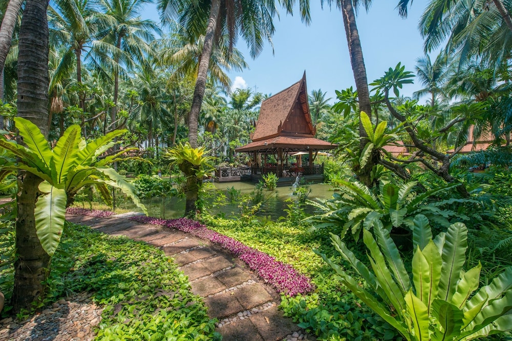 Avani Pattaya Resort — Restaurant & bars in Pattaya, Chonburi