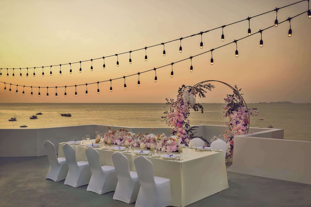 Avani Pattaya Resort — Restaurant & bars in Pattaya, Chonburi