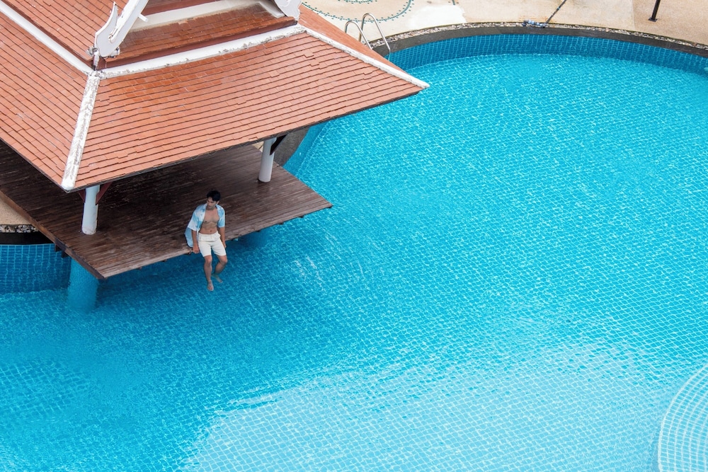 Heeton Concept Hotel Pattaya by Compass Hospitality — Swimming pool in Pattaya, Chonburi
