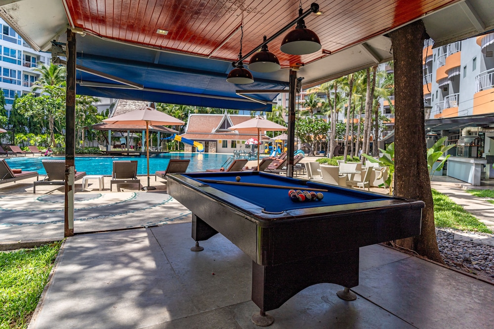 Heeton Concept Hotel Pattaya by Compass Hospitality — Swimming pool in Pattaya, Chonburi
