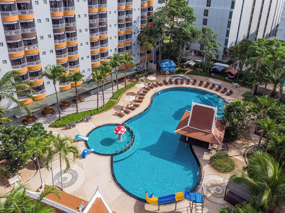 Heeton Concept Hotel Pattaya by Compass Hospitality — Swimming pool in Pattaya, Chonburi