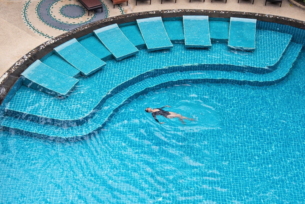 Heeton Concept Hotel Pattaya by Compass Hospitality — Swimming pool in Pattaya, Chonburi