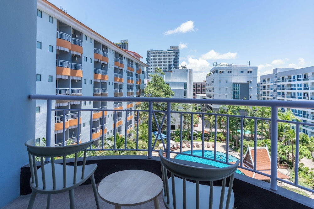Heeton Concept Hotel Pattaya by Compass Hospitality — Swimming pool in Pattaya, Chonburi