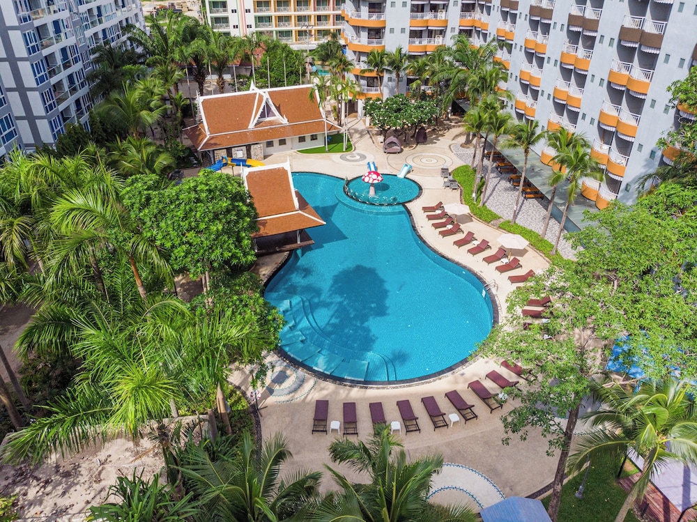 Heeton Concept Hotel Pattaya by Compass Hospitality — Swimming pool in Pattaya, Chonburi