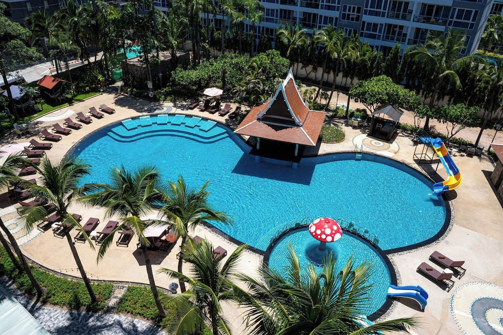 Heeton Concept Hotel Pattaya by Compass Hospitality — Swimming pool in Pattaya, Chonburi