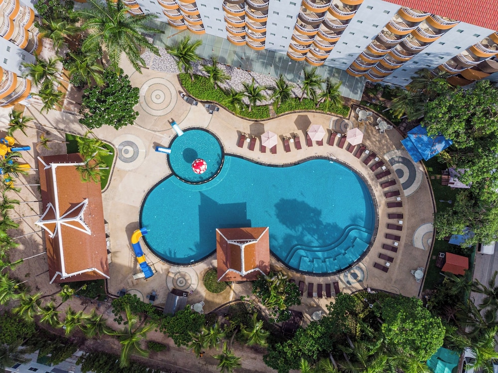 Heeton Concept Hotel Pattaya by Compass Hospitality — Swimming pool in Pattaya, Chonburi
