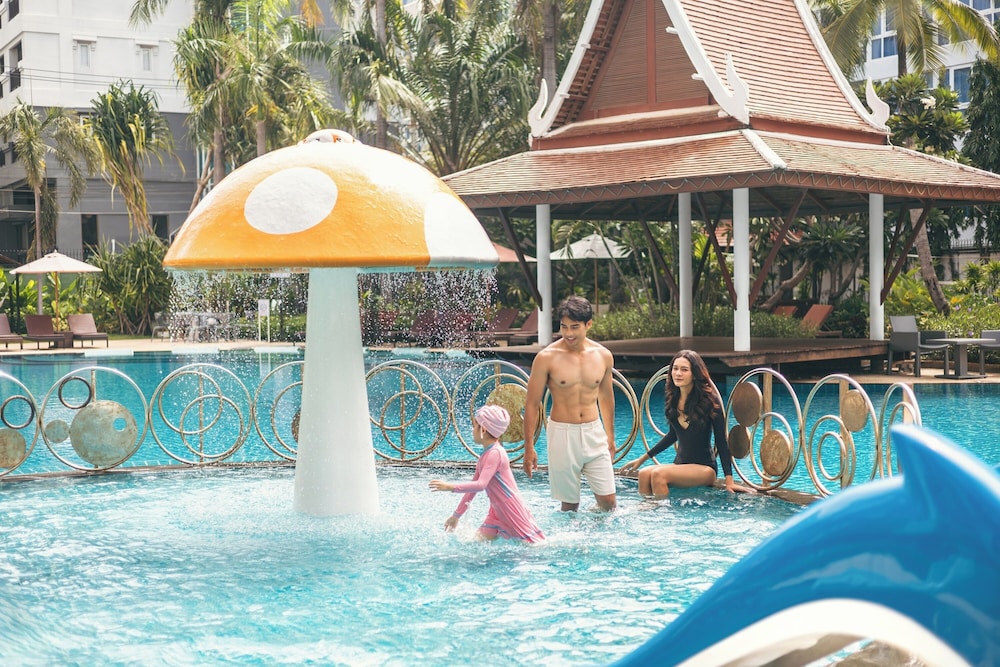 Heeton Concept Hotel Pattaya by Compass Hospitality — Swimming pool in Pattaya, Chonburi
