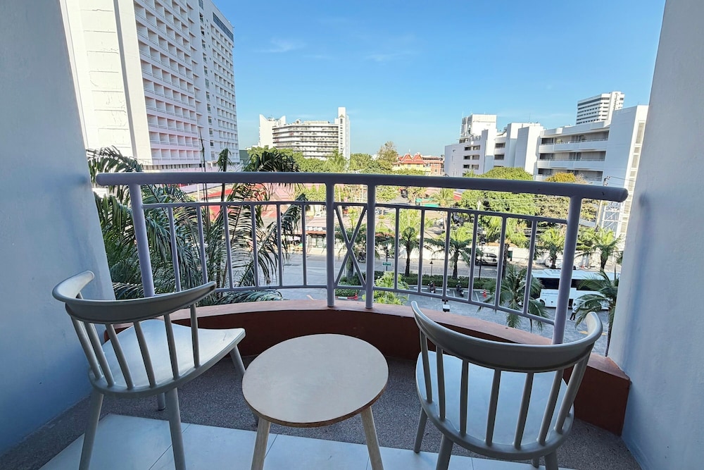 Heeton Concept Hotel Pattaya by Compass Hospitality — Hotel building in Pattaya, Chonburi