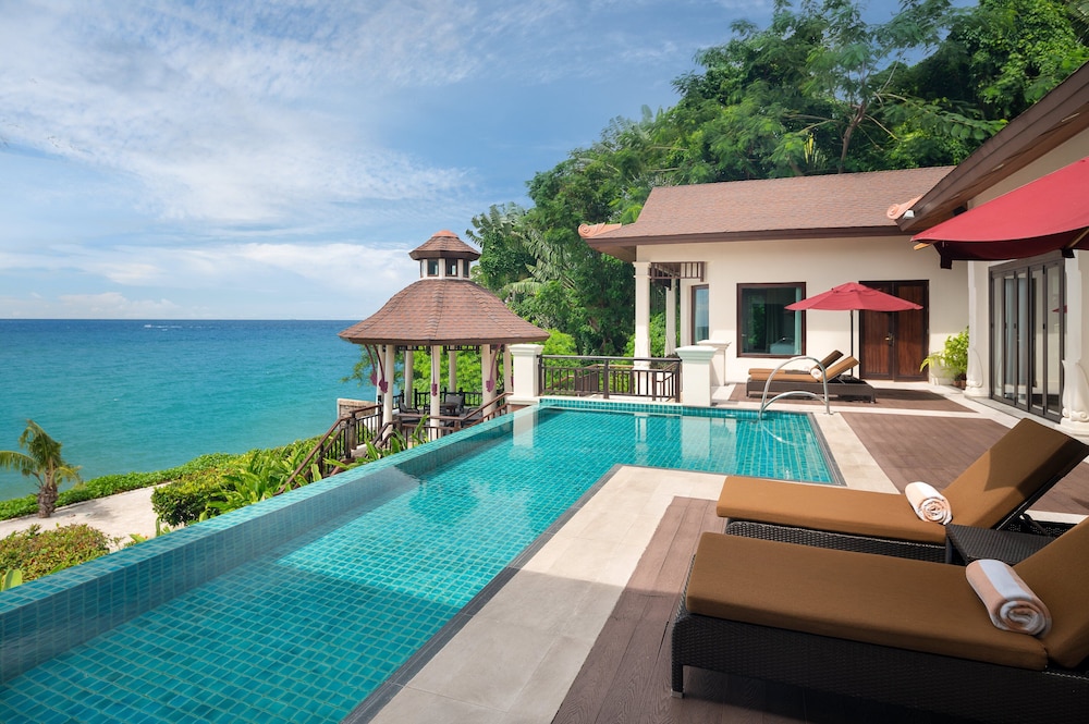 InterContinental Pattaya Resort by IHG — Swimming pool in Pattaya, Chonburi