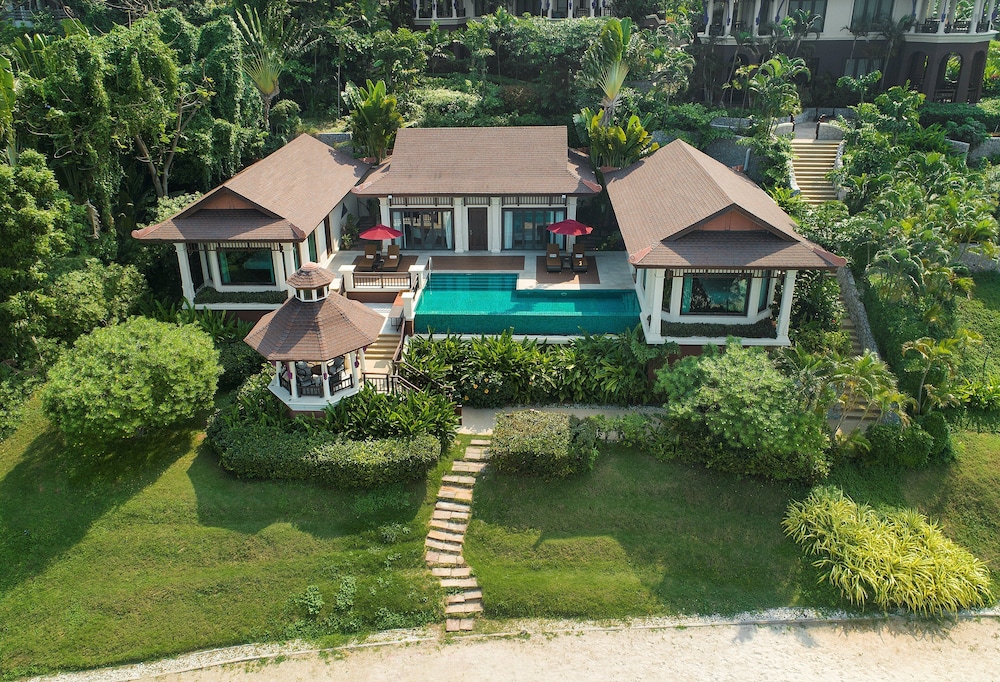 InterContinental Pattaya Resort by IHG — Swimming pool in Pattaya, Chonburi
