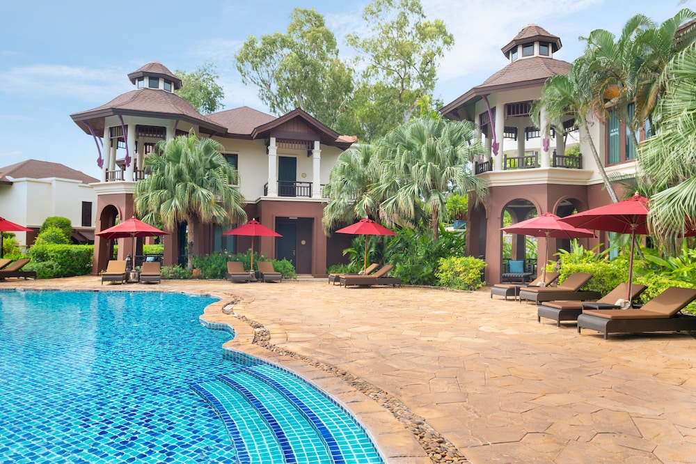 InterContinental Pattaya Resort by IHG — Swimming pool in Pattaya, Chonburi