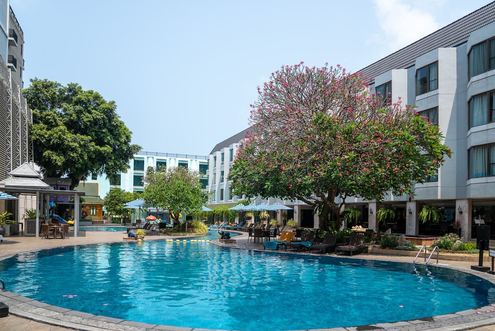 The Bayview Hotel Pattaya — Swimming pool in Pattaya, Chonburi