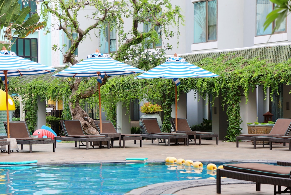 The Bayview Hotel Pattaya — Swimming pool in Pattaya, Chonburi