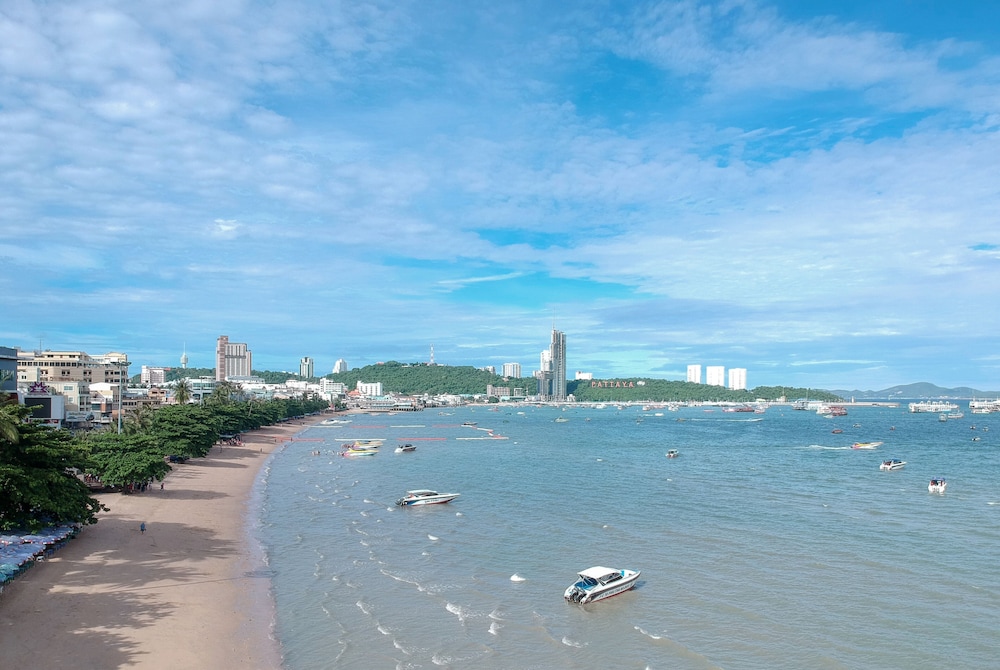 The Bayview Hotel Pattaya — Beach in Pattaya, Chonburi