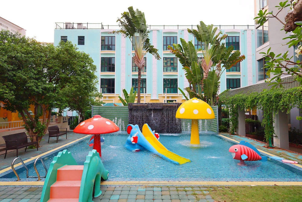 The Bayview Hotel Pattaya — Swimming pool in Pattaya, Chonburi