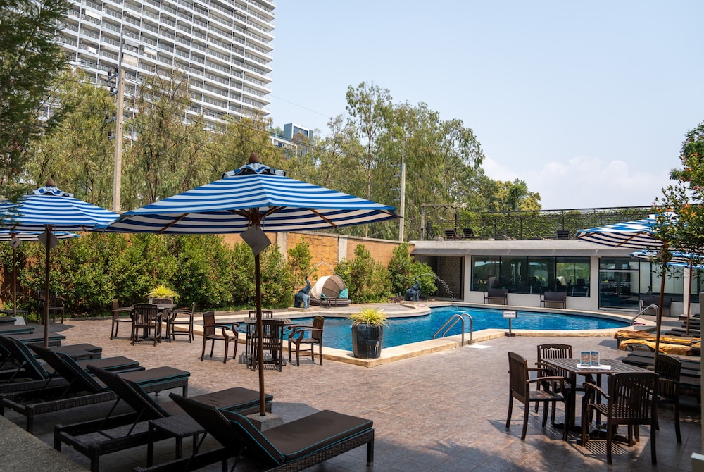 The Bayview Hotel Pattaya — Swimming pool in Pattaya, Chonburi