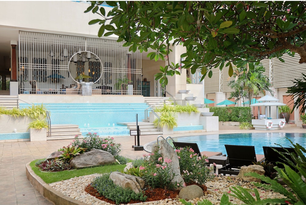 The Bayview Hotel Pattaya — Swimming pool in Pattaya, Chonburi
