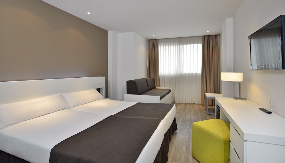 Sol Pelícanos Ocas — Hotel rooms in Benidorm, Valencian Community