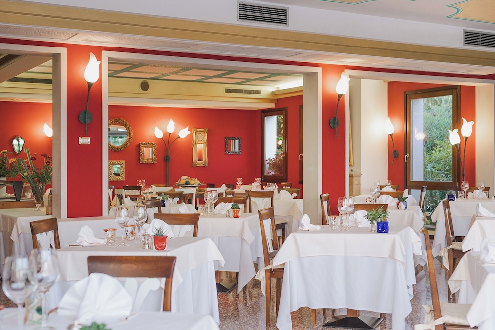 Villa Madrina Lovely and Dynamic Hotel — Restaurant & bars in Garda, Veneto